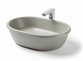 Biała umywalka ceramiczna o ovalnym kształcie 75 x 40 x 20cm z chromowaną baterią